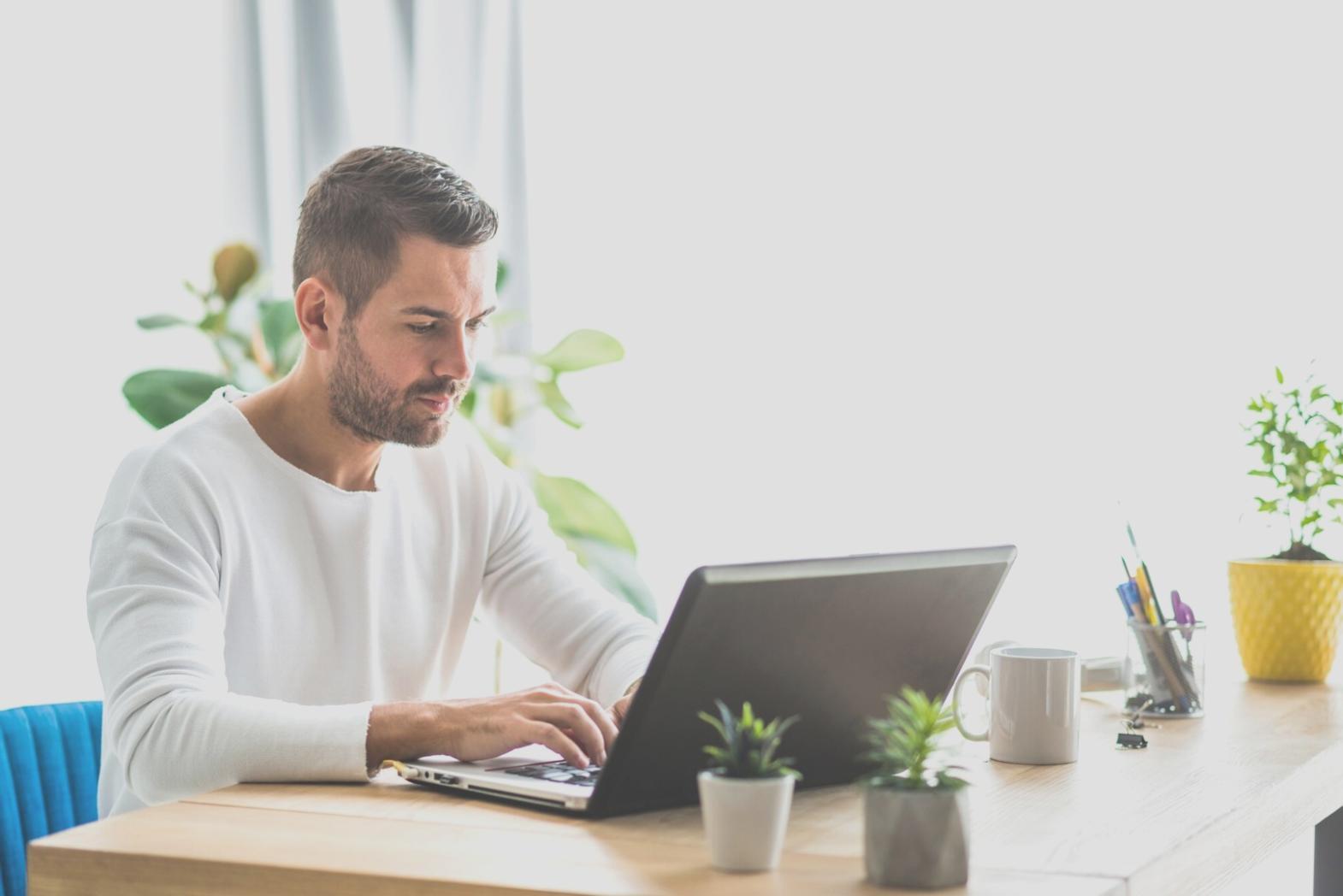 Ambiente colaborativo en taller de finanzas personales con materiales educativos