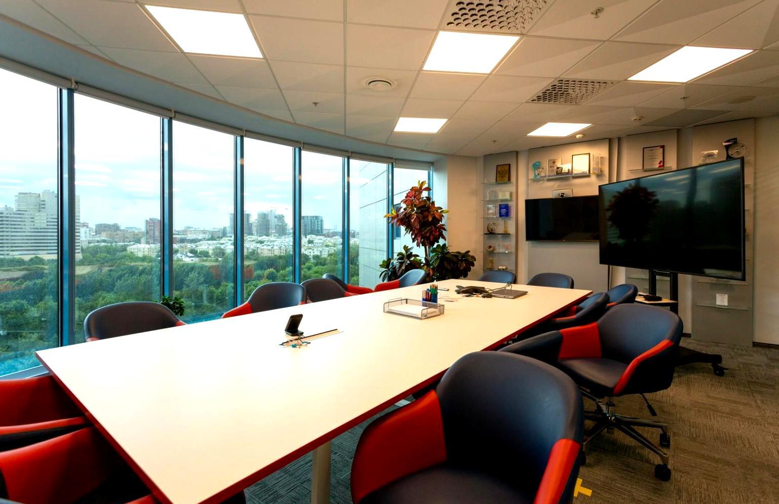 Profesional revisando documentos financieros en un entorno de trabajo moderno