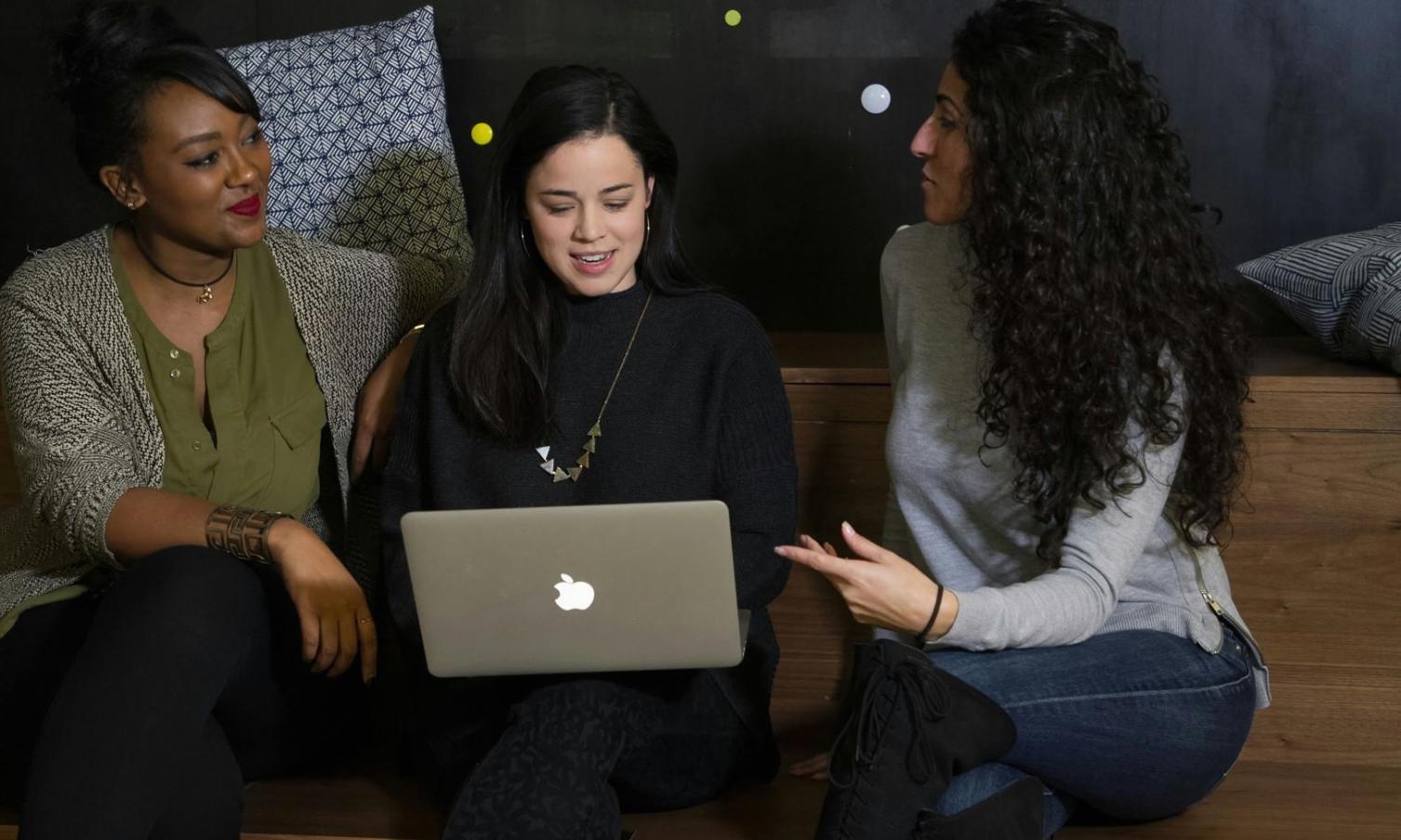 Sesión de asesoramiento financiero personalizado con documentos y calculadora