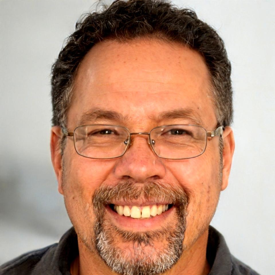 Aurelio Vázquez, Director de Educación Financiera en Solestivon