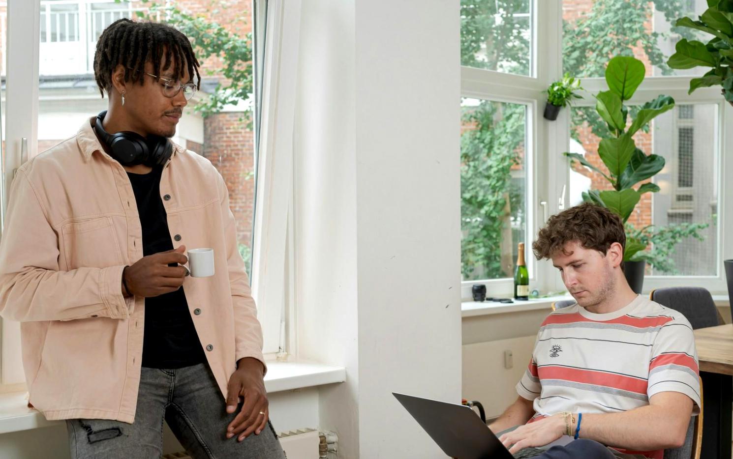 Profesional explicando conceptos financieros con gráficos y documentos