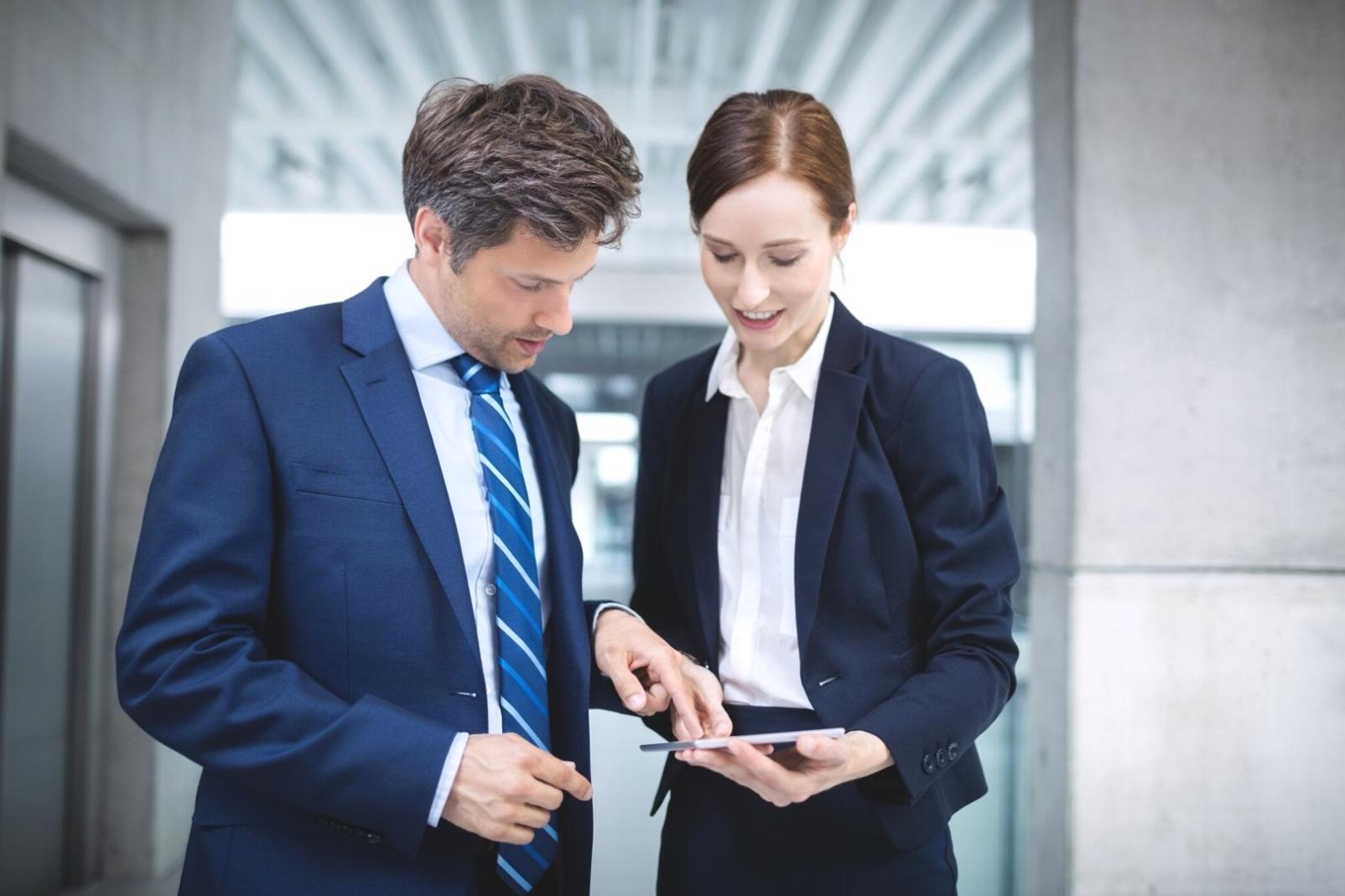 Sesión de formación financiera con participantes analizando estrategias de inversión