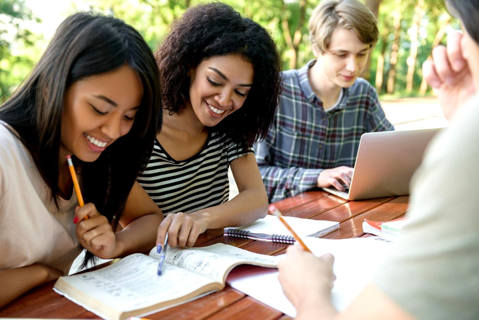 Estudiante adulto concentrado tomando notas durante una sesión de formación financiera