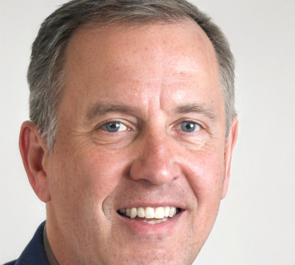 Retrato profesional de Adrián Vázquez, asistente a eventos financieros