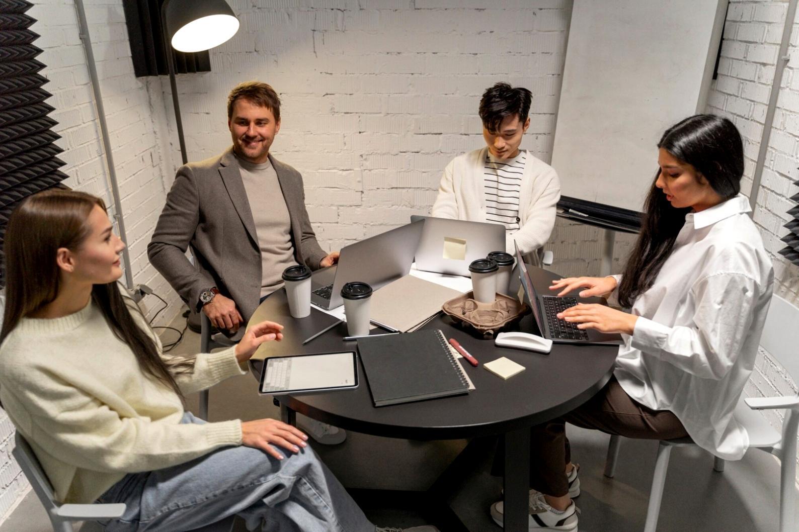 Equipo Solestivon trabajando en el desarrollo de contenido educativo financiero